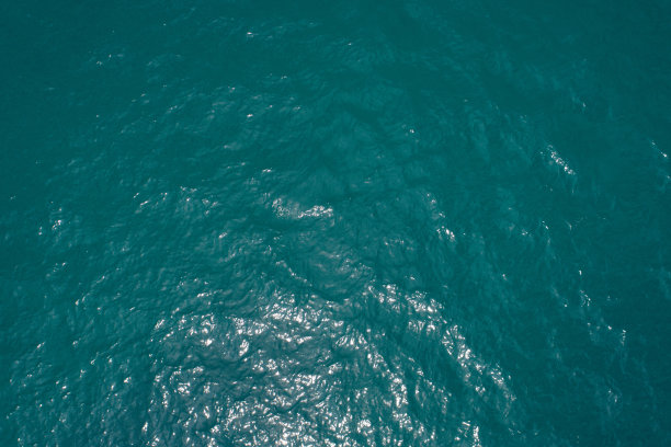 背景图像的热带海洋表面水光滑表面海洋反射的太阳俯视图由无人机相机图片下载