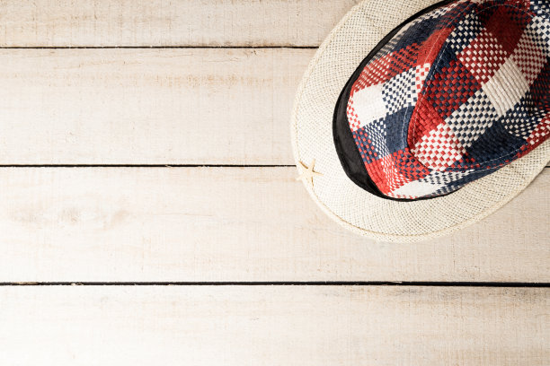 夏天的背景。格子夏日帽在白色木桌上，t图片下载