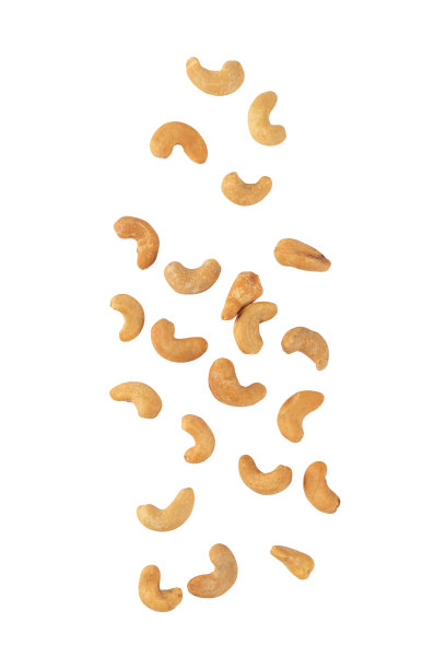 腰果落在白色背景孤立与修剪路径图片下载