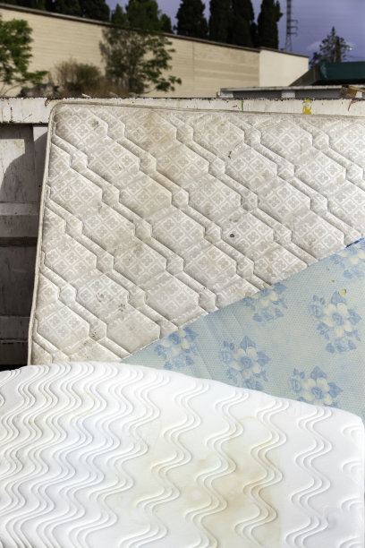 又脏又弃的床垫图片下载