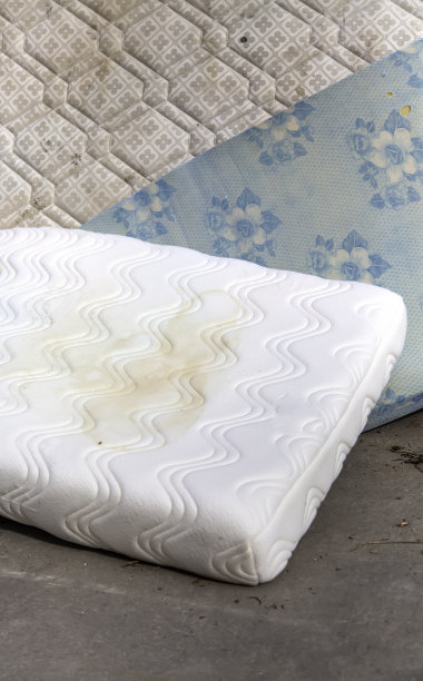 又脏又弃的床垫图片下载