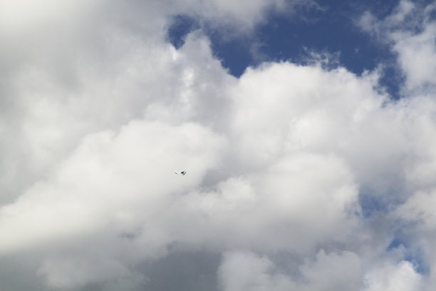 天空的云朵与很小的飞机图片下载