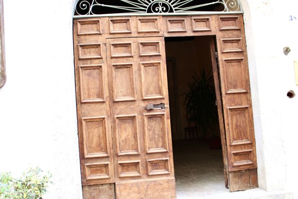 意大利一个小镇的老房子门图片下载