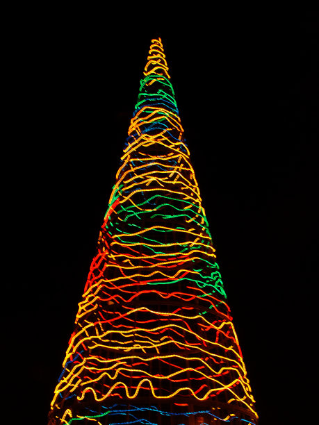 黑色背景的圣诞树图片下载