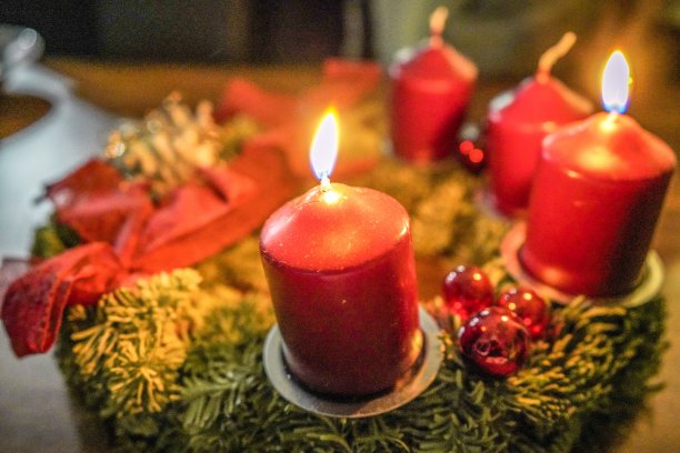 为美丽的圣诞季节准备的蜡烛花环。图片下载