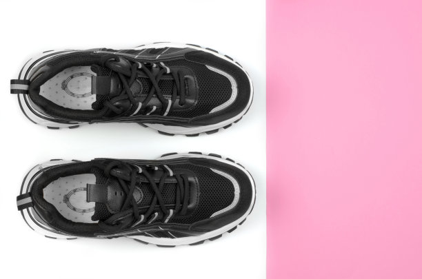 时尚的女性运动鞋在白色和粉红色的背景。女性的运动鞋图片下载