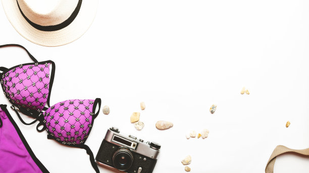 采购产品时尚夏装，配件套装。海滩装。时尚泳装比基尼，白色背景。平躺时尚夏日概念图片下载