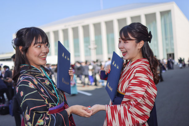 年轻女学生在袴享受毕业图片下载