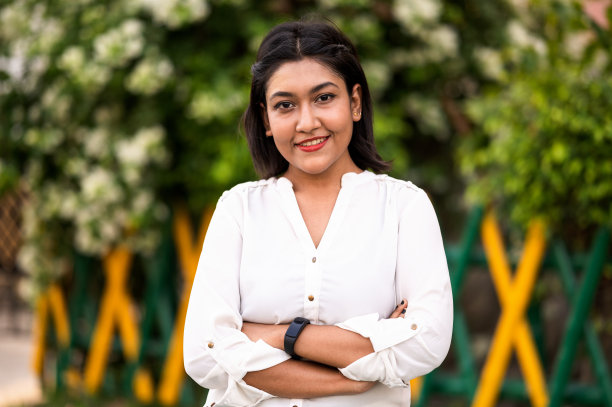 年轻微笑的女人看着相机的肖像图片下载