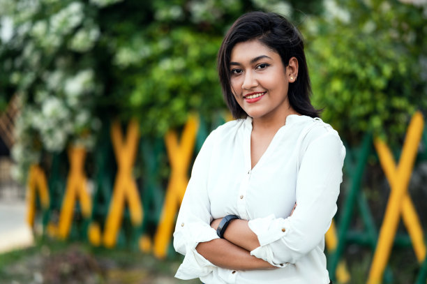 快乐的印度裔少女竖起大拇指图片下载