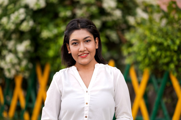 年轻微笑的女人看着相机的肖像图片下载