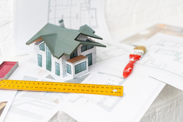 在蓝图上建造房屋与工人建设项目图片下载