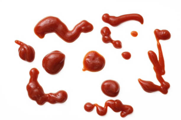 白色背景上番茄酱溅出的孤立镜头图片下载