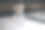 小女孩在舞蹈学校的大厅里和芭蕾舞杠练习图片下载