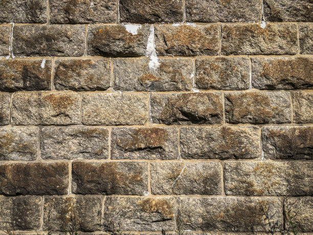 用旧城堡的脏砖砌成的石墙。图片下载