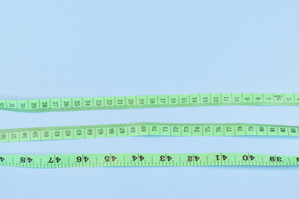 裁缝的厘米在蓝色的背景上排成三行图片下载