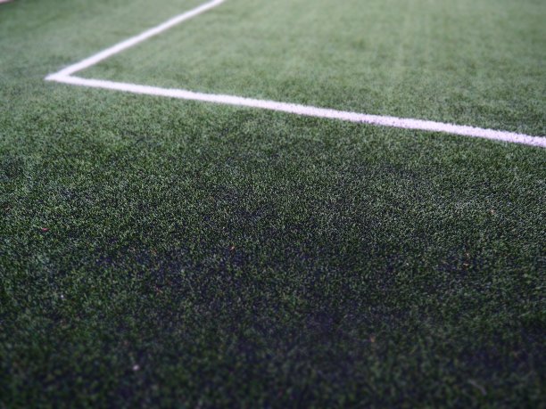 足球场在绿草地上的标志。白线不超过12厘米或5英寸宽。足球场面积。图片下载