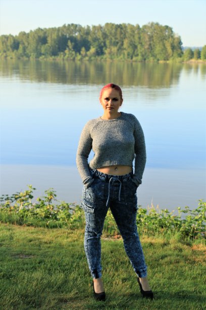 美女与河图片下载