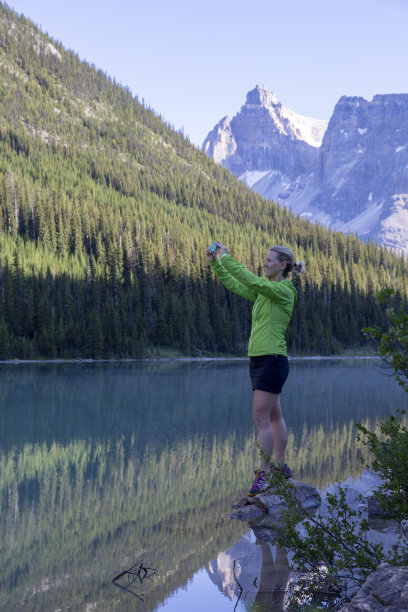 越野选手在湖岸停下来拍照图片下载