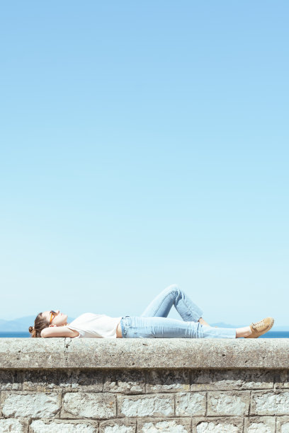 女人在户外放松图片下载