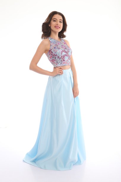 穿着薄纱毕业礼服的年轻女子图片下载