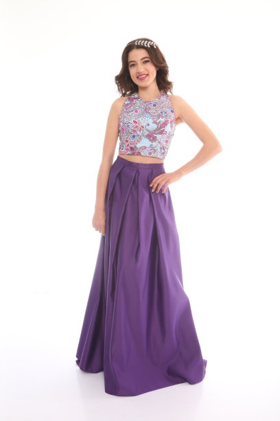 穿着薄纱毕业礼服的年轻女子图片下载