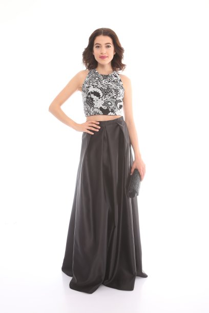 穿着薄纱毕业礼服的年轻女子图片下载