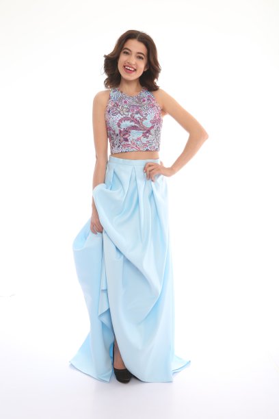 穿着薄纱毕业礼服的年轻女子图片下载