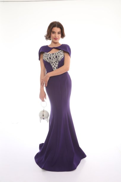 穿着薄纱毕业礼服的年轻女子图片下载