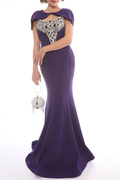 穿着薄纱毕业礼服的年轻女子图片下载