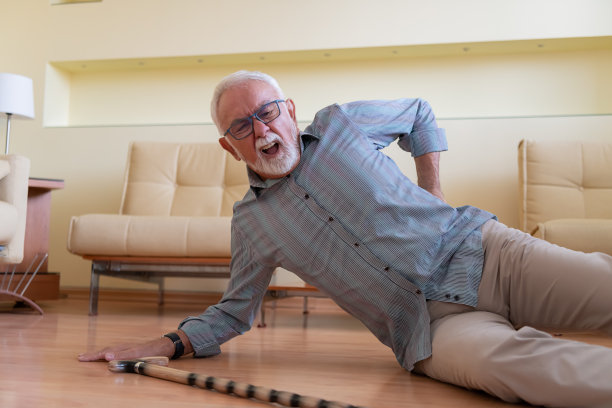 一个拄着拐杖的老人在一次事故后躺在地上。图片下载