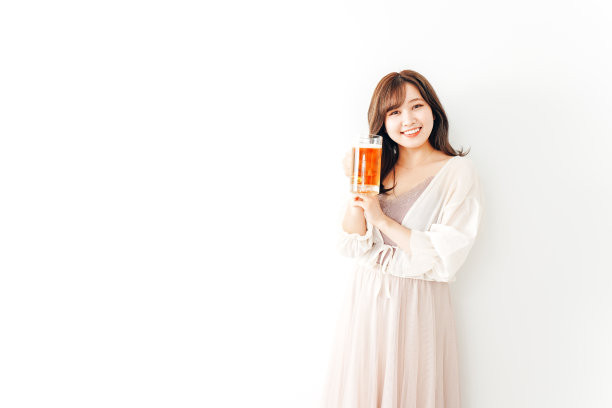 年轻女子微笑着喝祝酒图片下载