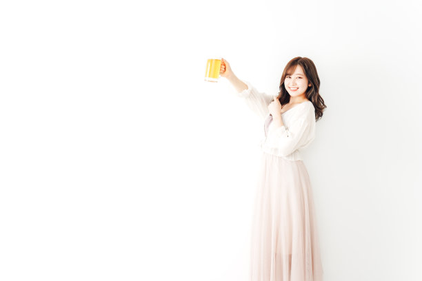 年轻女子微笑着喝祝酒图片下载