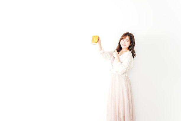 年轻女子微笑着喝祝酒图片下载