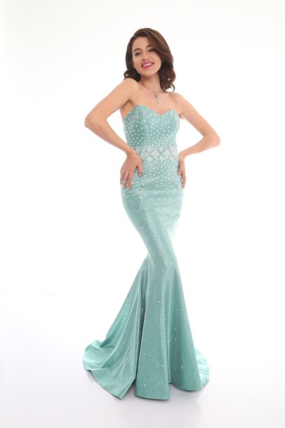 穿着漂亮衣服的年轻女子图片下载