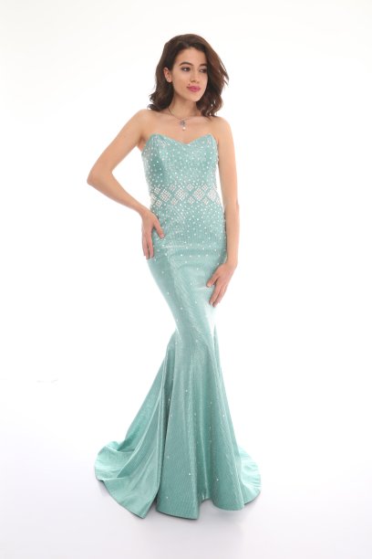 年轻漂亮的女人穿着诱人的衣服图片下载