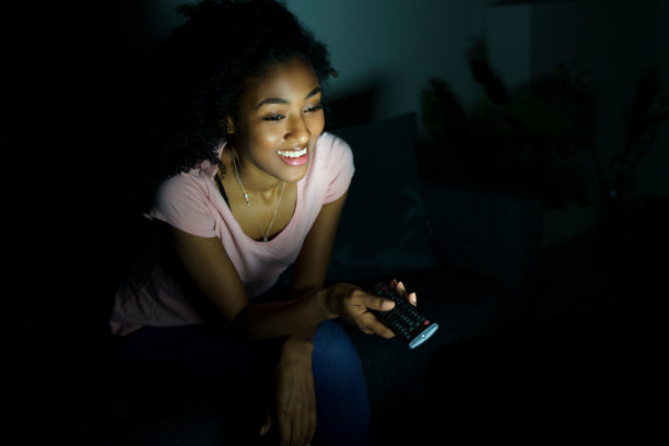 黑人女孩晚上在家看电视剧图片下载