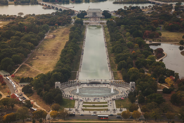 从华盛顿纪念碑(观景台)顶部俯瞰林肯纪念堂图片下载