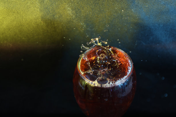 彩色液体溅在玻璃杯里图片下载