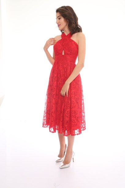 穿着红色请帖的年轻漂亮的女人图片下载