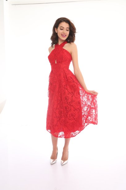 穿着红色请帖的年轻漂亮的女人图片下载