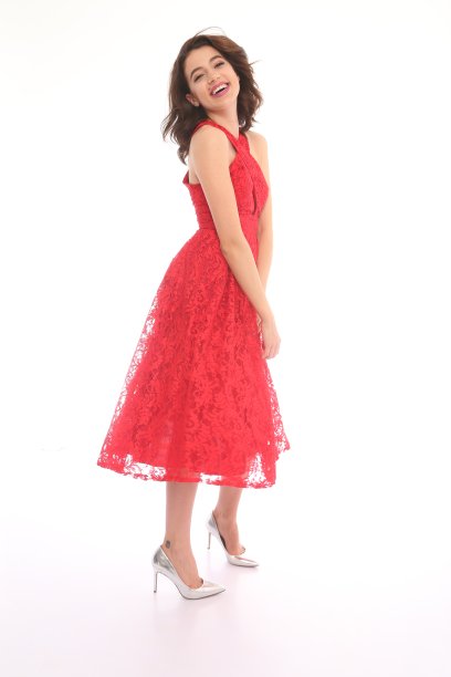穿着红色请帖的年轻漂亮的女人图片下载