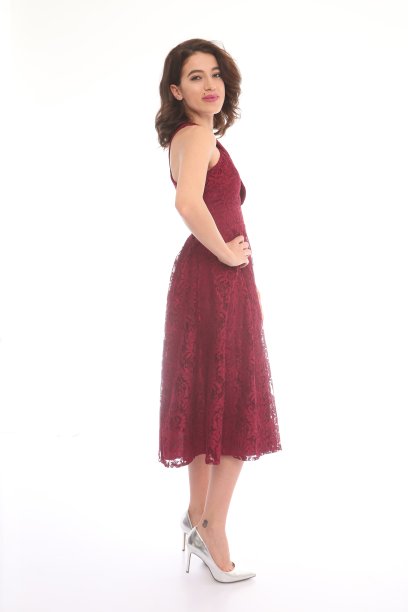 年轻漂亮的女人，穿着酒红色的邀请服图片下载