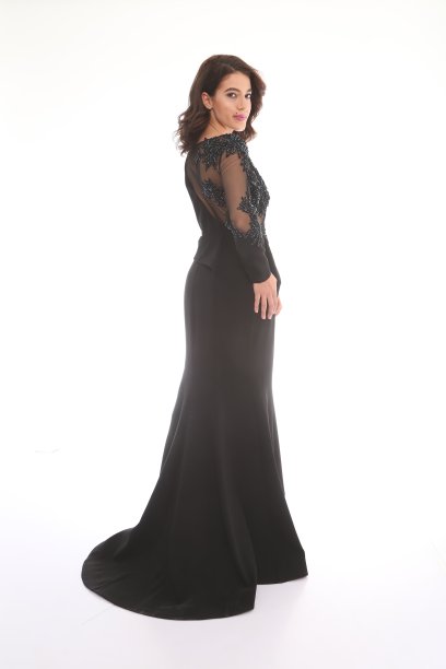 美丽的女人穿着长长的晚礼服，前面是白色的背景图片下载