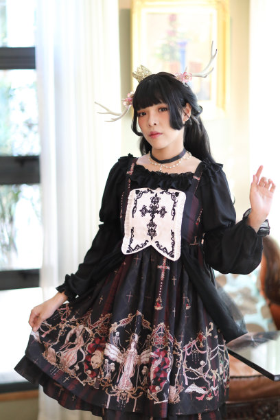 亚洲女孩的肖像在洛丽塔时尚服装在古典花园的背景图片下载