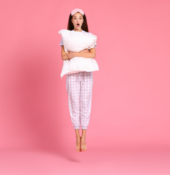 早上开心惊喜女抱枕头图片下载