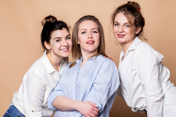 快乐超重的多元文化女性图片下载