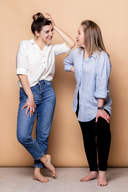 快乐超重的多元文化女性图片下载