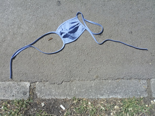 医用口罩丢弃。图片下载