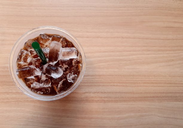 冰黑咖啡放在木桌上图片下载